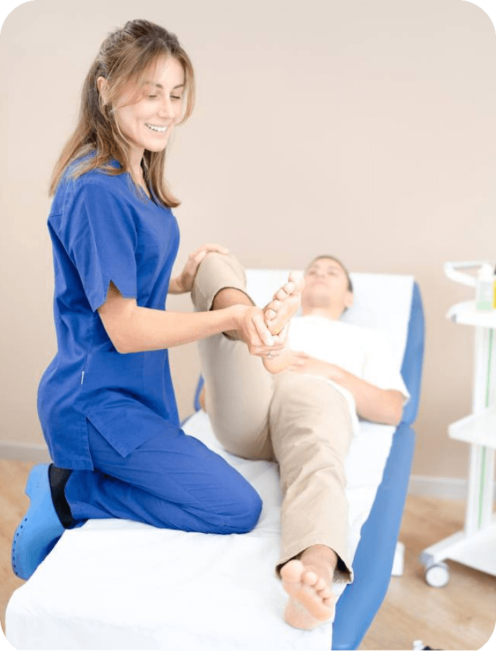 dottoressa che visita il paziente